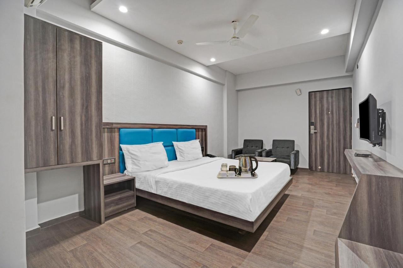 Super Oyo Townhouse 639 Hotel Citadel 2 Сурат Экстерьер фото